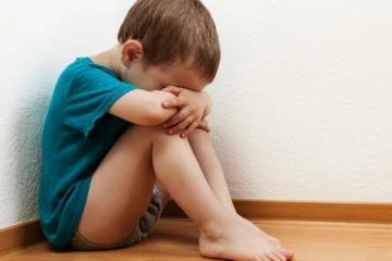 மகனை சித்திரவதை செய்து தாய்க்கு காணொளி ; தந்தை கைது