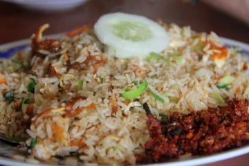 கோழி பிரியாணி பார்சலுடன் வீ்ட்டிற்கு சென்றவருக்கு காத்திருந்த அதிர்ச்சி