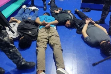 தொலைக்காட்சி நேரலையில் திடீரென நுழைந்த ஆயுததாரிகளால் அதிர்ச்சி!