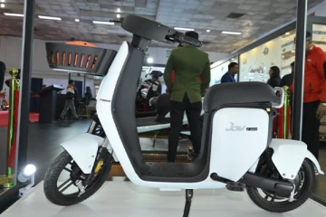 பெட்ரோல் வண்டிக்கு டாட்டா..வெறும் ஒரு லிட்டர் தண்ணீர் தான் - 150 கி.மீ பறக்கும் பைக் வந்தாச்சு !!