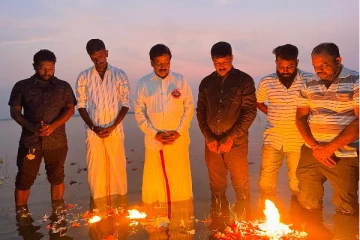 முள்ளிவாய்க்காலில் உயிர் நீத்த உறவுகளுக்கு காலைப்பொழுதில் நந்திக்கடல் பகுதியில் அஞ்சலி (Photos)