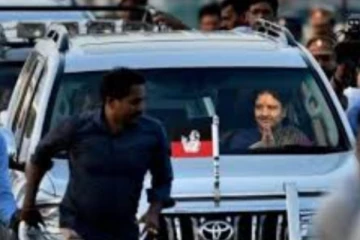 ஆரம்பமே சரவெடியாய் வெடித்த சசிகலா.. காரில் அதிமுக கொடியை பறக்கவிட்டு அமர்களம்; பின்னணி என்ன தெரியுமா?