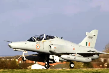 இந்திய விமானப்படையின் பயிற்சி விமானம் விபத்து., பாராசூட் உதவியுடன் தப்பித்த விமானிகள்