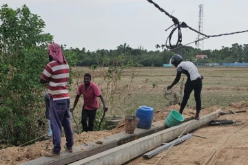 யாழில் வீதியில் மின்சாரம் தாக்கி பெண் படுகாயம் (Photos)