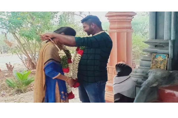 மிளகாய்பொடி, அரிவாளுடன் வந்த பெண் வீட்டினர்: சினிமா பாணியில் நடைபெற்ற சம்பவம் | Lover Marriage Couple Register Office