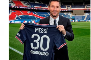 செம்மையா ..மாஸா ..  30 நம்பர் டீசர்ட்  அணிந்து  பிஎஸ்ஜி  அணியுடன் இணைந்தார் லயோனல் மெஸ்சி !