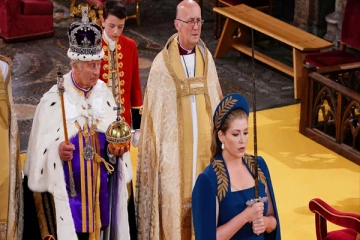 மன்னருடைய முடிசூட்டுவிழாவில் நீண்ட நேரம் வாளேந்தி நின்றது எப்படி?