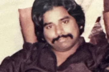 இந்த போட்டோவில் இருப்பது யார் தெரியுமா.. சின்னத்திரையை கலக்கிவரும் பிரபலம் தான்