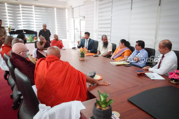 கிழக்கு மாகாண ஆளுநரின் அலுவலகத்திற்குள் அத்துமீறி பிக்குகள் அடாவடி! | Protest Bhikkhu Trincomalee East Governor