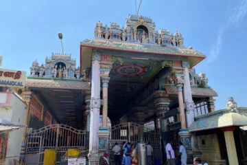 பொன் மலரால் பூஜிக்கப்படும் பக்த ஹனுமான்