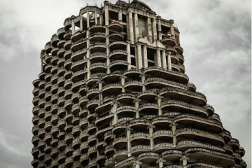 26 வருஷம்.. 49 மாடி கட்டிடம்; ஒருவர் கூட இல்லாமல் காலியாகவே இருக்கும் மர்ம பங்களா - என்ன காரணம்?