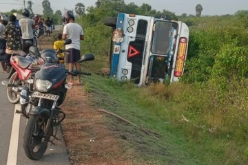 யாழில் வீதியைவிட்டு விலகி பேருந்து விபத்து; பயணிகள் நிலை என்ன?