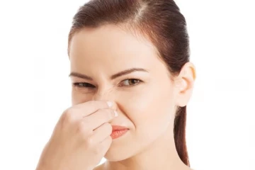 சிறுநீர் துர்நாற்றத்தோடு வெளியேறுகிறதா? இதனை எப்படி போக்கலாம்?