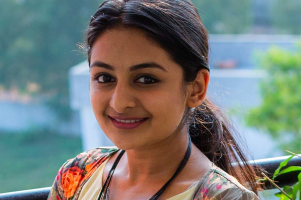 கமலின் ரீல் மகளா இது?.. 21 வயதில் படு கிளாமரான போஸ்! | Esther Anil Latest Photoshoot