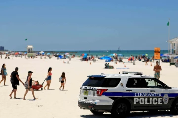 புளோரிடா பீச்சில் வேற்று கிரகவாசி; ஆடையின்றி திரிந்ததால் பரபரப்பு!