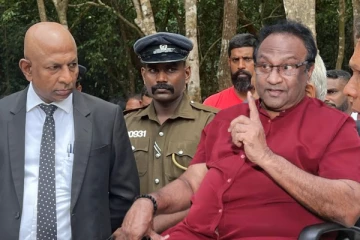 சரத்வீரசேகர என்ற குண்டராலேயே நீதிபதி பதவி விலகினார் : சிங்கள அரசியல்வாதி குற்றச்சாட்டு