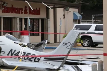 திடீரென விழுந்து நொறுங்கிய விமானம்: 4 பேருக்கு நேர்ந்த சோகம்!