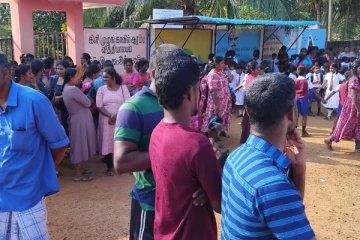 பாடசாலை அதிபர் ஆசிரியர்கள் மீது அவதூறு ; வீதிக்கு இறங்கிய மக்கள்