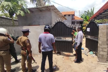 யாழில் அனுமதியின்றி கட்டப்பட்ட மதில்கள் இடித்தழிப்பு; பிரதேச சபை அதிரடி!