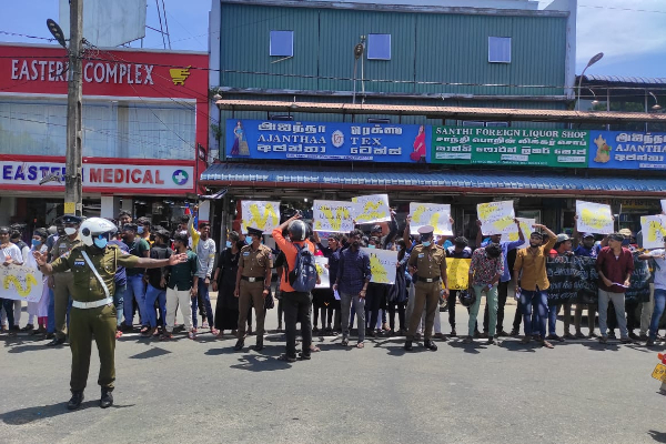 அரசிற்கு எதிராக மட்டக்களப்பு கிழக்கு பல்கலைக்கழக மாணவர்கள் ஆர்ப்பாட்டம் (Photos) | Protest By Batticaloa East University Students