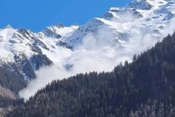 பிரான்ஸில் ஆல்பஸ் மலைத்தொடரில் பயங்கர நிலச்சரிவு! 5 பேர் பரிதாபமாக உயிரிழப்பு