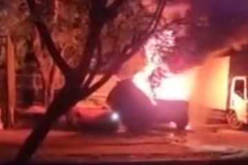 இலங்கையில் உலகின் பிரபல சொகுசு காரை தீ வைத்து அழித்த மக்கள்!