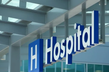 வைத்தியசாலை மாடி இருந்து விழுந்த நபர்; நேர்ந்த கதி