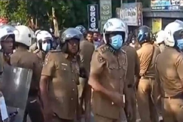 பேருந்தில் பயணித்த நபரிடமிருந்து கைப்பற்றப்பட்ட கைத்துப்பாக்கி | Person Traveling In Bus Arrested With Firearm