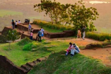 இலங்கைக்கு வந்து குவியும் இந்தியர்கள்