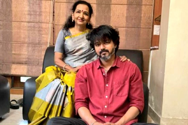 பழசை மறந்து பெற்றோரிடம் ஒன்று சேர்ந்த விஜய்!.. இதற்கு முக்கிய காரணம் என்ன தெரியுமா? | Vijay Take Photo With His Mother