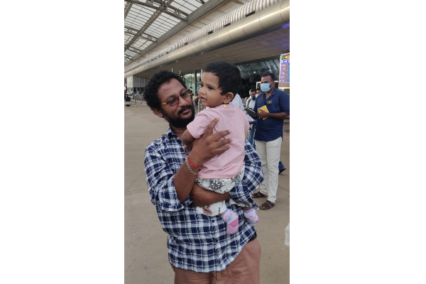 அம்மாவுடன் துபாய் சென்ற குழந்தை  அனாதையாக வந்த அவலம்!  விமான நிலையத்தில் கையெடுத்து கும்பிட்ட தந்தை | Lnadu Baby Loses Mother To Covid Reaches Tiruchy