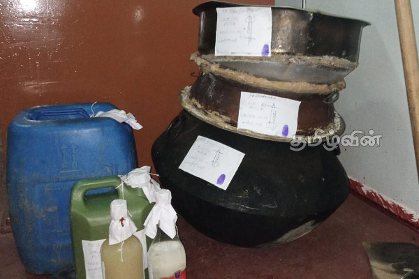 வெல்லாவெளி பகுதியில் சட்டவிரோத கசிப்பு உற்பத்தி! 4 பேர் கைது (Photos) | 4 People Arrested Smuggling Kasipu Mattu Wellaveli