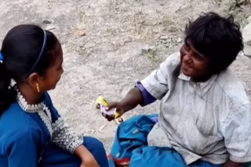 அந்த புன்னகைக்கு கோடி கொடுத்தாலும் ஈடாகாது!  ஜெய் பீம் சிறுமி கொடுத்த பரிசு...