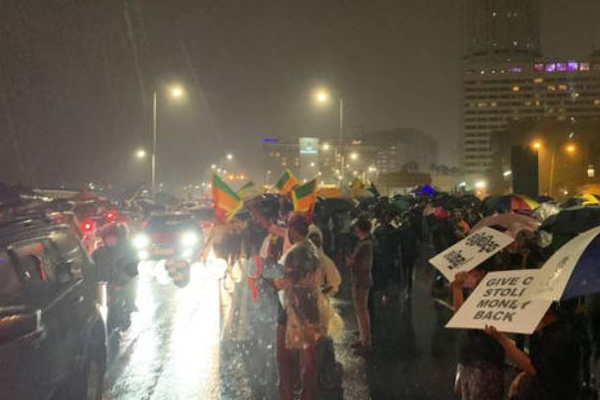 காலி முகத்திடலில் கொட்டும் மழையிலும் தொடரும் ஆர்ப்பாட்டம்! | Demonstration Continue In Even Pouring Rain Galle