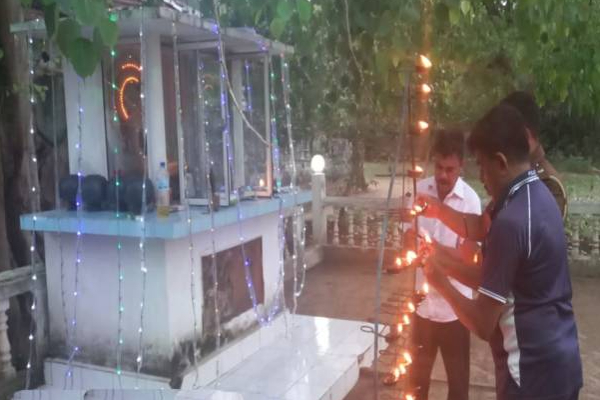 யாழில் பொலிஸ் நிலைய முன்றலில் ஜொலிக்கும் வெசாக் கொண்டாட்டம்! | Vesak Celebration Chavakachcheri Police Station