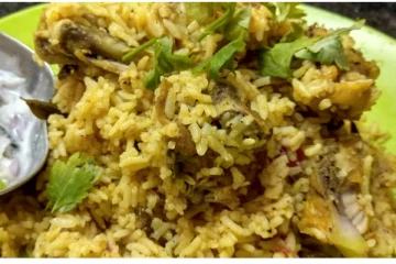 சிக்கன் பிரியாணி ஆர்டர் - தட்டைப் பார்த்ததும் நெளிந்த புழு - வாடிக்கையாளர்கள் அதிர்ச்சி