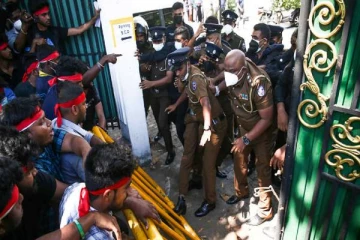 மைனா கோ கமவில் ஏற்பட்ட பதற்றம்: காவல்துறையினருடன் முறுகல் நிலை