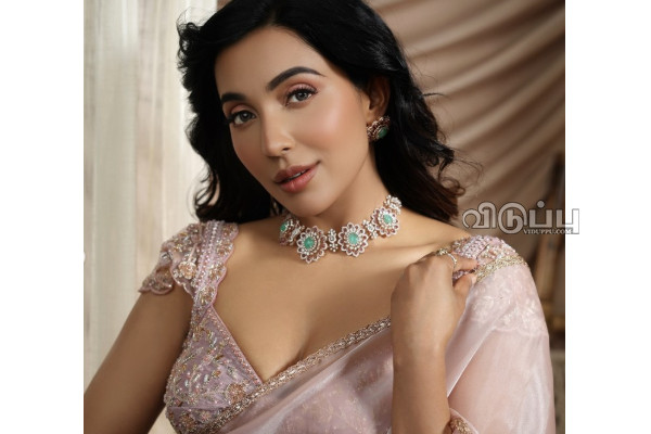 கிளாமராக புடவை அணிந்து நடிகை பார்வதி நாயர் எடுத்த போட்டோ ஷுட் | Parvathy Nair Glamour Saree Attire Photoshoot கிளாமராக புடவை அணிந்து நடிகை பார்வதி நாயர் எடுத்த போட்டோ ஷுட் | Parvathy Nair Glamour Saree Attire Photoshoot