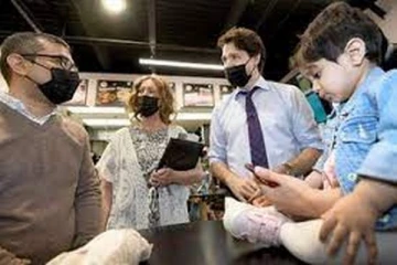 ஆப்கான் ஏதிலிகளை நெகிழச் செய்த கனேடிய பிரதமர்