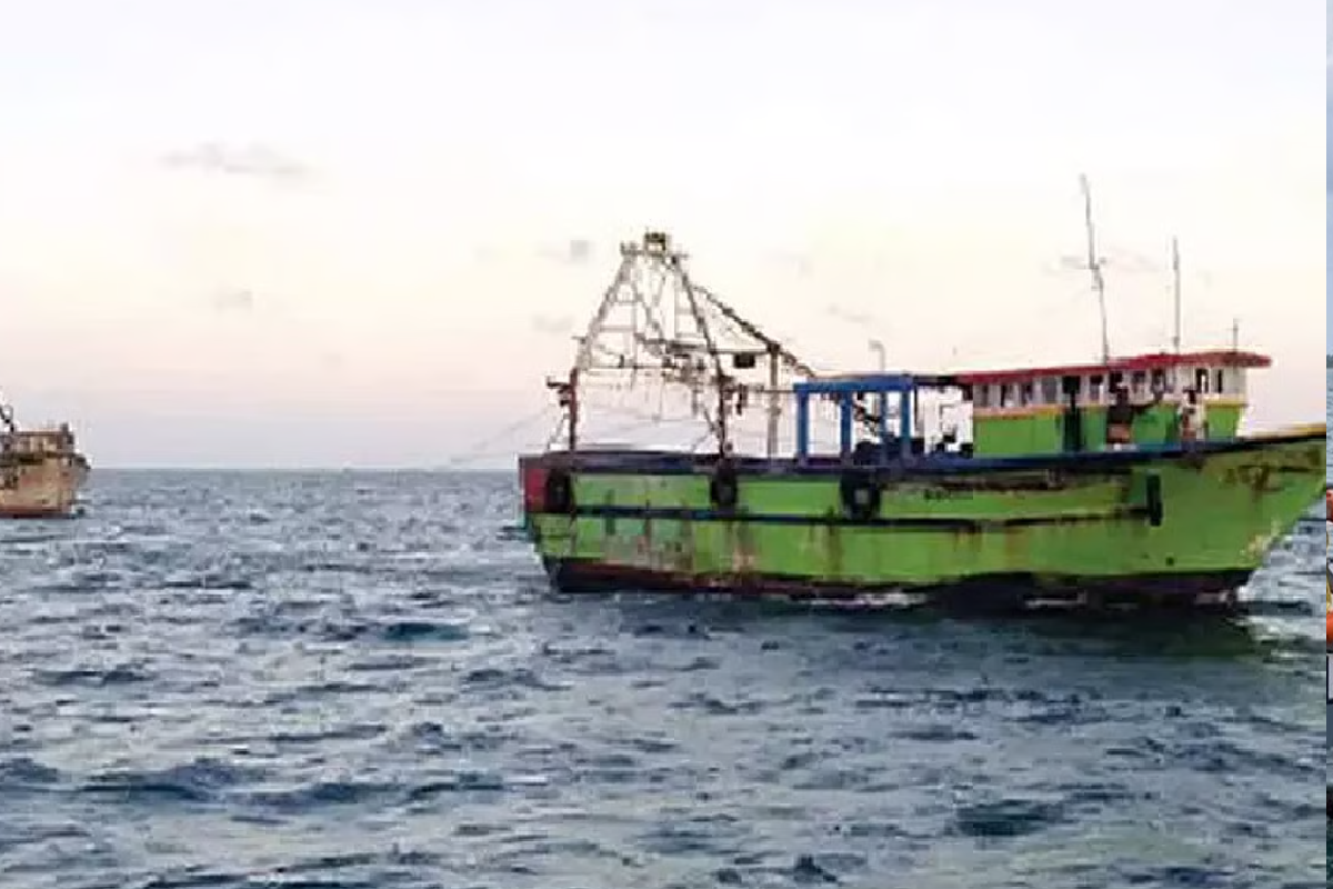 இலங்கையின் தெற்கு கடற்பரப்பில் சுற்றிவளைக்கப்பட்ட படகு ; மீட்கப்பட்ட ஆபத்தான பொருட்கள் | Boat Surrounded In Southern Sri Lankan Waters