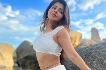 நடிகை ஐஸ்வர்யா மேனன் கிளாமர் போட்டோஷூட்