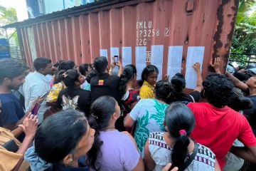 நீர்கொழும்பு சிறைச்சாலைக்கு முன்பாக கூச்சலிடும் கைதிகளின் உறவினர்கள்! குவிக்கப்பட்டுள்ள கலகமடக்கும் பொலிஸார்