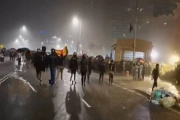 காலி முகத்திடலில் கொட்டும் மழையிலும் தொடரும் ஆர்ப்பாட்டம்!