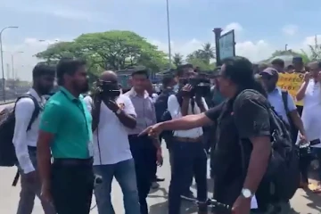 අරගලය අස්සේ මාධ්‍යවේදීන් අතර ගැටුමක්.අරගලය පසෙකලා අරගලකරුවොත් ගැටුමට එයි. (VIDEO)