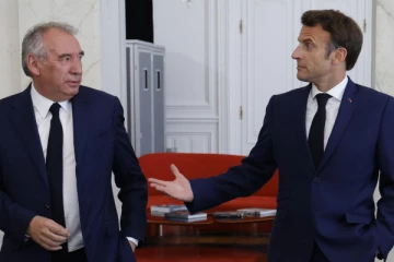 பிரான்சில் 2 ஆண்டுகளில் 4 பிரதமர்கள் பதவி விலகல்!