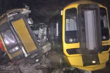 சுரங்கபாதையினுள் புகையிரதங்கள் நேருக்கு நேர் மோதி விபத்து