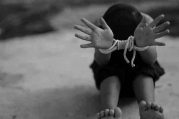 வீட்டிற்கு செல்ல பயந்து தன்னை கடத்தியதாக கூறி பொலிஸில் சரணடைந்த சிறுவன்