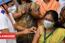 இந்தியாவின் டெல்லியில் கொரோனா தடுப்பூசி போட்டு கொண்ட 52 பேருக்கு பக்க விளைவுகள்! மயங்கி விழுந்த 35 வயது நர்ஸ்