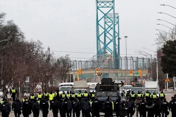 கனடாவுக்கும் அமெரிக்காவுக்கும் இடையில் மீண்டும் போக்குவரத்து துவக்கம்