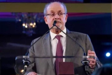 கத்திக்குத்து தாக்குதல்... யார் இந்த பிரபல எழுத்தாளரான சல்மான் ருஷ்டி?